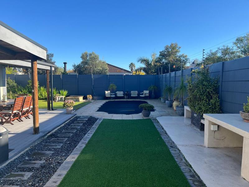 To Let 3 Bedroom Property for Rent in Uitzicht Western Cape